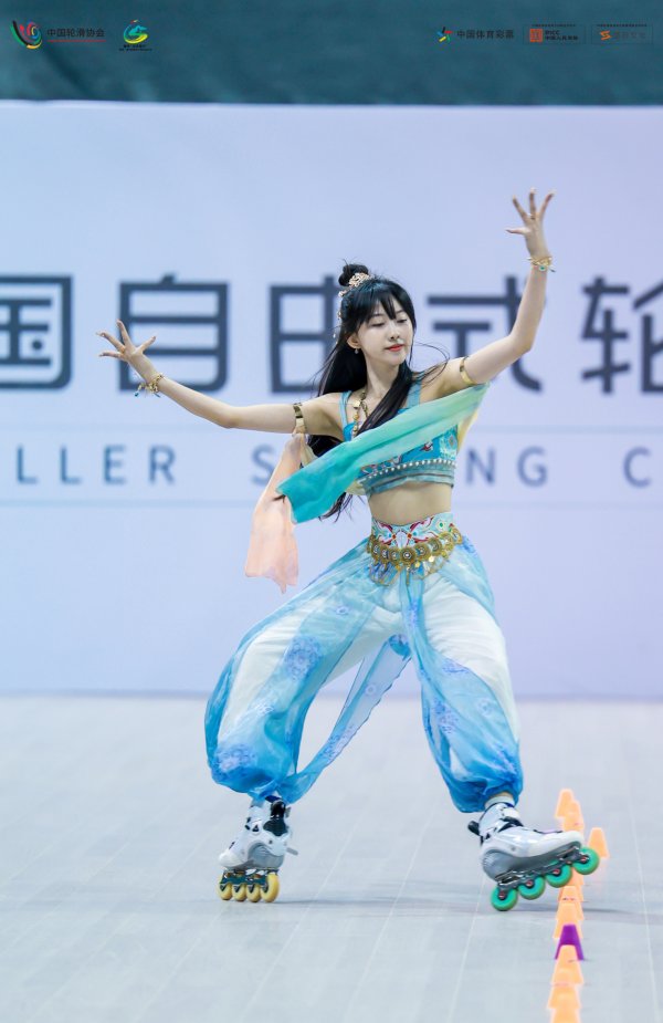 天宇优配  “轮滑少女”将古风融入轮滑，弘扬中华优秀传统文化，这很“新青年”！