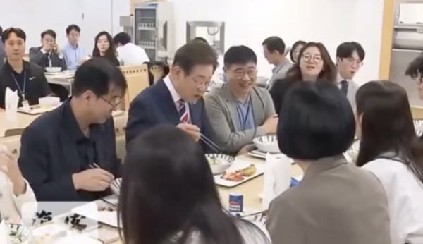 锦富优 韩总统李在明在“饭桌”上长袖善舞 亲民风格获赞！