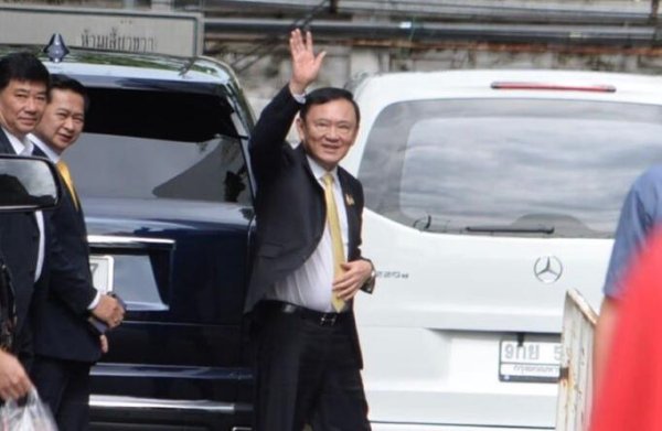 益阳指 外媒: 泰国前总理他信已飞抵新加坡, 今天晚些时候将飞回曼谷